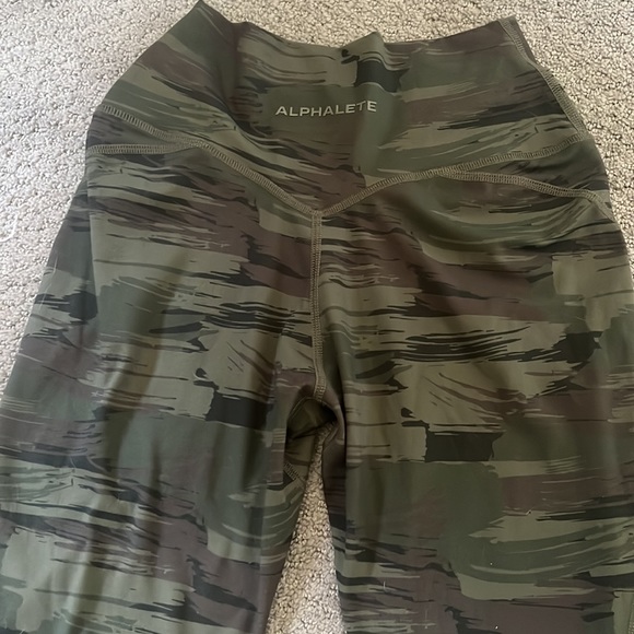 Alphalete Cross-Wrapped Camo Leggings SMALL - Picture 2 of 3